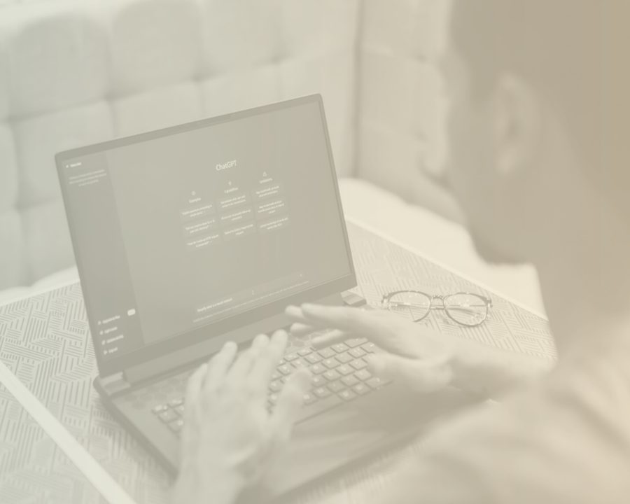 ノートPCでChatGPTを操作している様子
